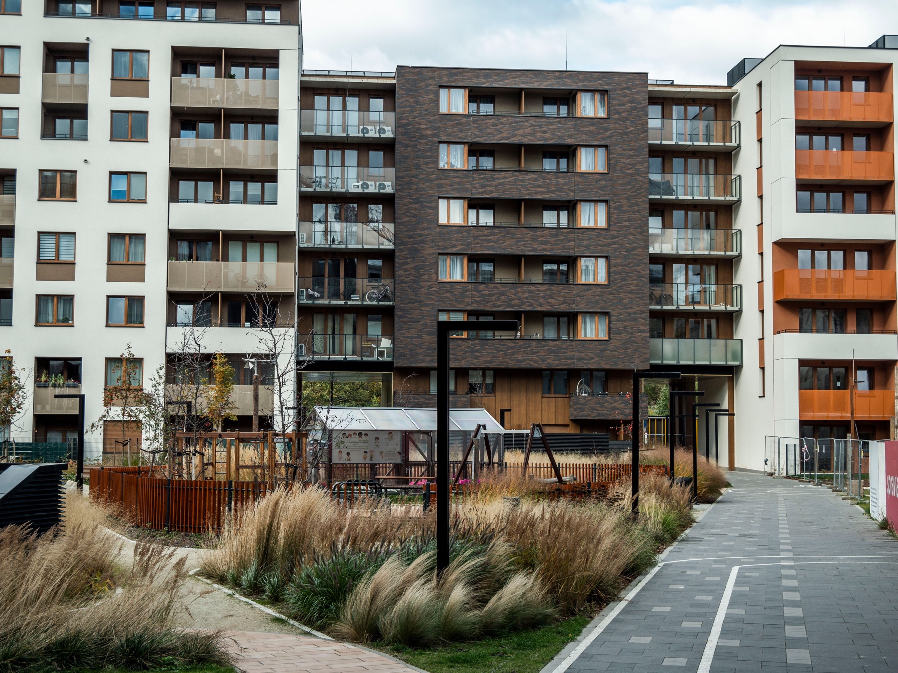 Moderne boligbygg med felles uteareal