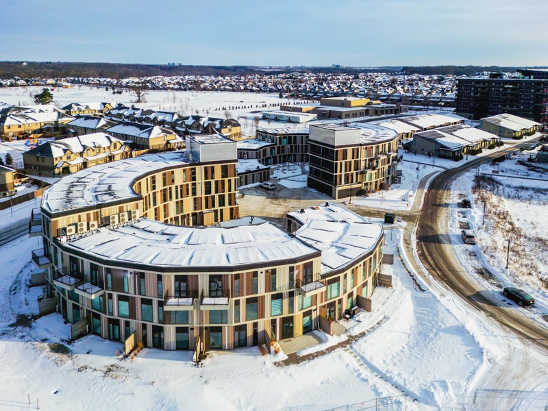 Moderne boligområde med snødekte gangsoner